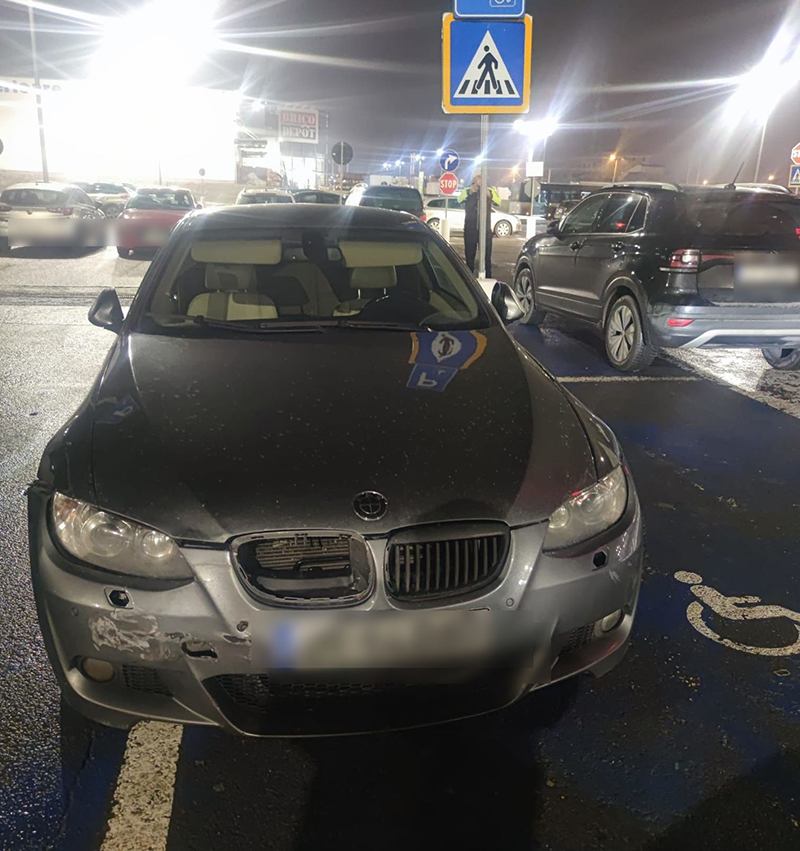 Mașini pe locuri de parcare pentru persoane cu dizabilități