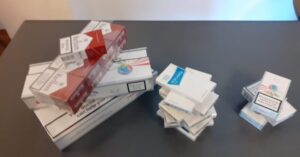 O comerciantă din zona Poarta 6, prinsă cu țigări netimbrate: Marfa era ascunsă în toneta de legume și fructe