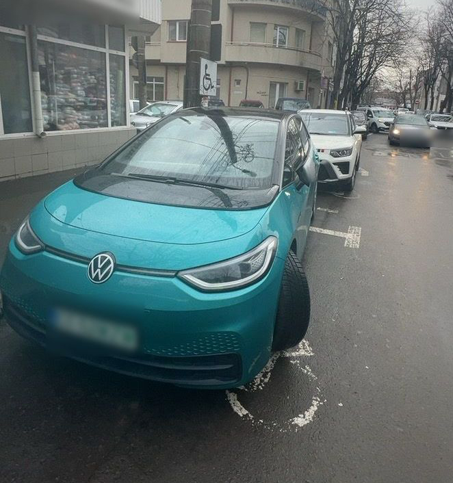 Mașini pe locuri de parcare pentru persoane cu dizabilități