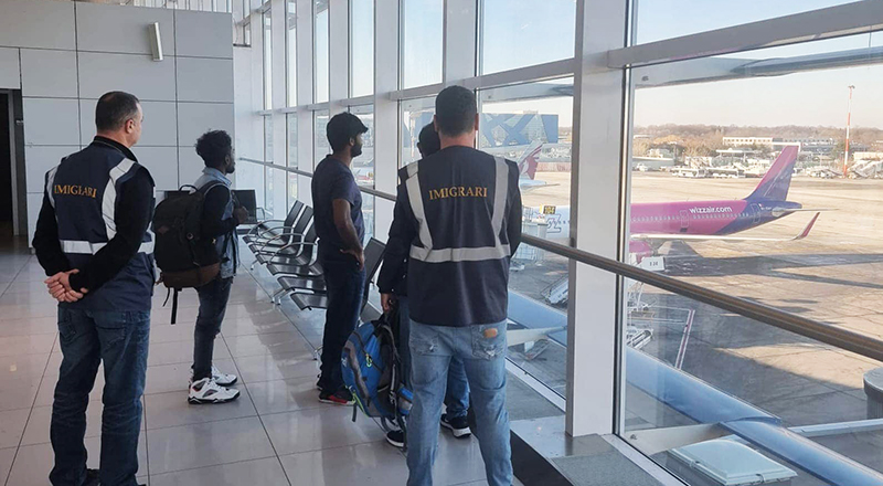 Mai mulți nepalezi și srilankezi au fost îndepărtaţi sub escortă de pe teritoriul României