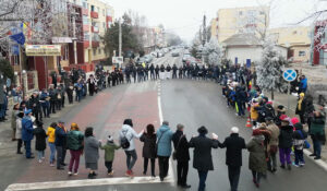 (FOTO) De Ziua Unirii Principatelor Române, locuitorii din Cumpăna au încins hora în centrul comunei