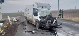Accident cumplit pe DN 2B: șoferul unei autoutilitare se zbate între viață și moarte după ce a intrat în plin într-un TIR
