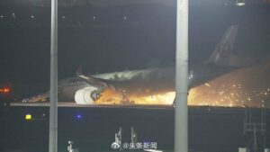 (VIDEO) Un avion a luat FOC pe pista aeroportului Haneda din Tokyo