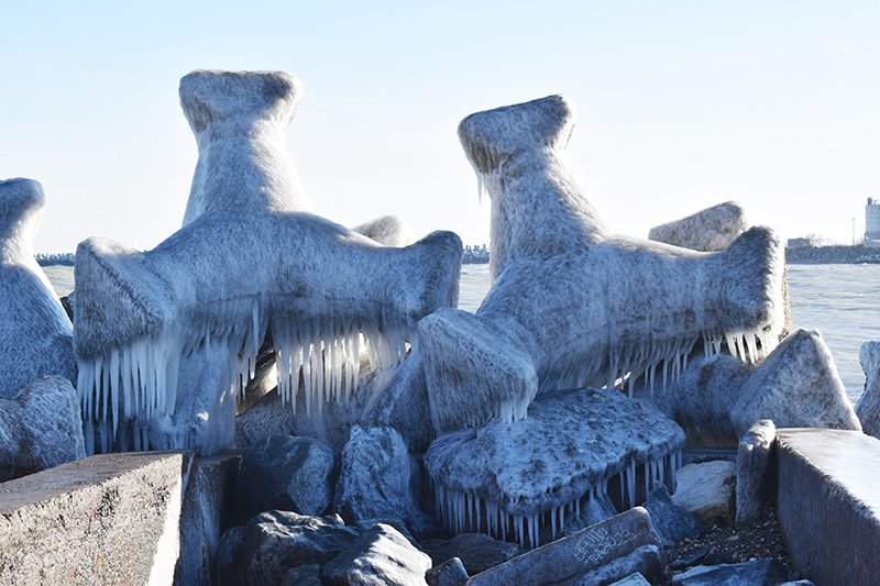 (FOTO) Atmosferă invernală, pe plaja din Mangalia: Stabilopozii s-au umplut de țurțuri de gheață
