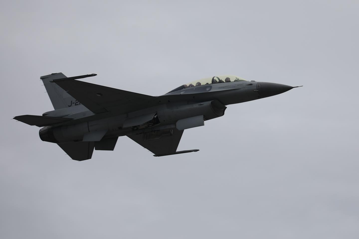 PREMIERĂ în România: A avut loc primul zbor al unui pilot român pe un F-16 aflat în programul de instruire în centrul de la Borcea