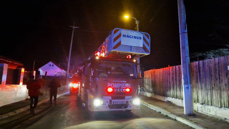 Incendiu palazu mare - pompieri noaptea