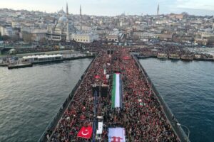 (VIDEO) Manifestație de amploare la Istanbul. Zeci de mii de oameni au ieșit în stradă împotriva Israelului și a TERORISMULUI kurd