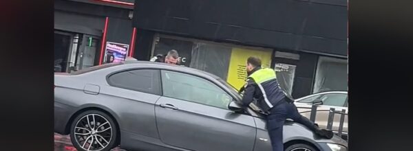 Polițist filmat în timp ce încerca să oprească o mașină condusă de un bărbat fără permis