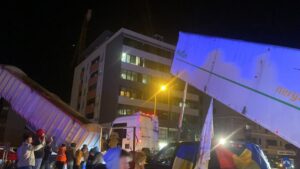 (VIDEO) S-au încins spiritele la Constanța: Protestatarii NU vor să încheie acțiunea și să urmeze traseul stabilit pentru întoarcere. Oamenii insistă să ajungă către centrul orașului
