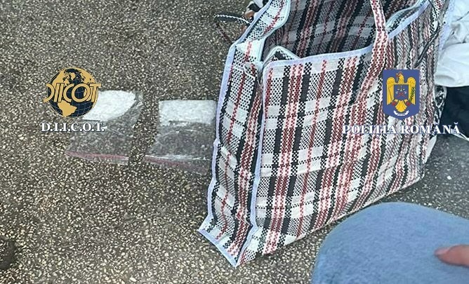 Traficanții din Constanța au ajuns să vândă drogurile cu papornița: Indivizi prinși cu sute de grame de “cristal”