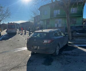 Tulcea: Impact frontal între două autoturisme. Un pieton a fost accidentat după ce una dintre mașini a fost proiectată pe trotuar