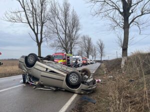(FOTO) Accident cumplit în județul Tulcea: Un autoturism s-a răsturnat și doi minori au fost proiectați pe marginea DJ 222C