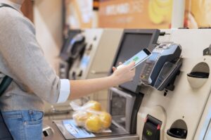 Țeapa caselor de marcat self-checkout: Jumătate dintre tinerii clienți ai magazinelor FURĂ produse