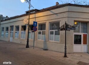 O clădire din Peninsulă, construită în anul 1950, este scoasă la vânzare. Ce sumă cere proprietarul pentru 256 de metri pătrați