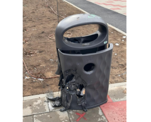 Noile coșuri de gunoi amplasate în Constanța, vandalizate: În parcul de la Casa de Cultură unul a fost incendiat