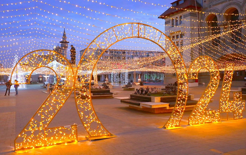 A început demontarea iluminatului festiv de pe străzile Constanței: Primăria a investit 720.000 de euro în decorațiunile stradale
