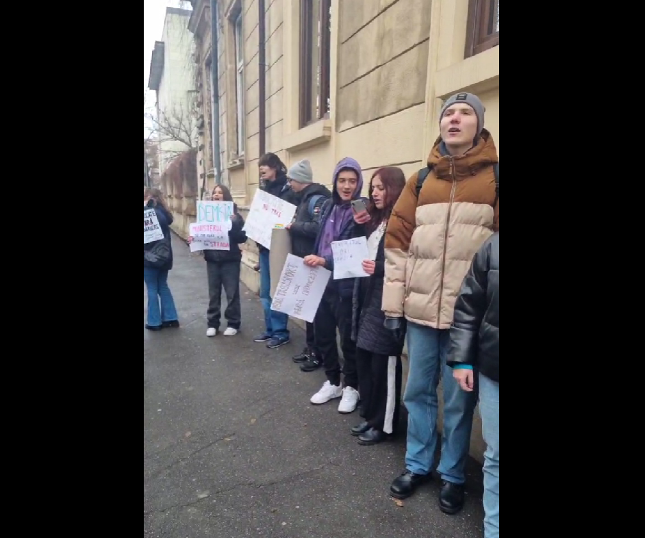(VIDEO) Asociația Elevilor din Constanța protestează în fața Ministerului Educației: Cer demisia Ligiei Deca