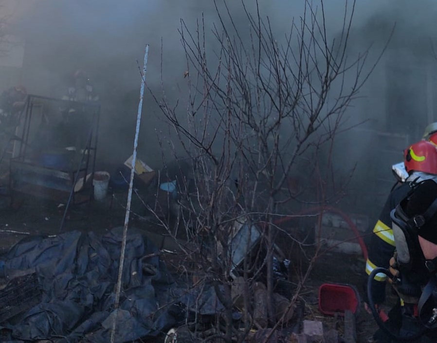 Incendiu la o locuință din Valu lui Traian. O victimă cu arsuri a fost transportată la spital