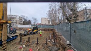 (FOTO) Bloc de șase etaje lângă o casă: SC Euro Vial Private SRL, una dintre firmele lui Virgil Ion Lixandru, lucrează de zor la imobilul din zona Gării Constanța