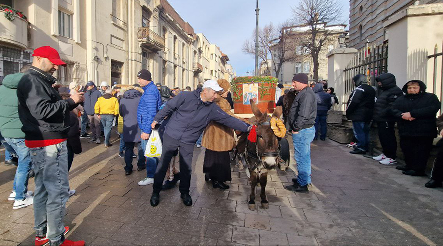 (FOTO/VIDEO) Aglomerație la slujba de Bobotează din Constanța: IPS Teodosie va conduce procesiunea către Portul Turistic Tomis