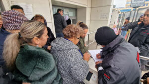 (FOTO) Cetățenii care au vrut să intre, azi, în Portul Constanța, au fost legitimați la sânge: Agenții firmei de pază nu au spus motivul controlului