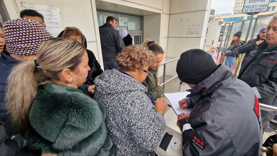 (FOTO) Cetățenii care au vrut să intre, azi, în Portul Constanța, au fost legitimați la sânge: Agenții firmei de pază nu au spus motivul controlului