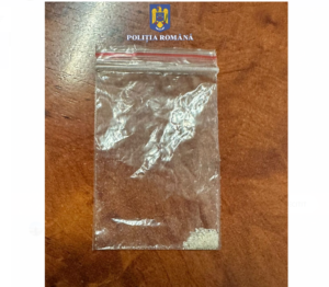 Individ prins pe strada I.L. Caragiale cu drogurile asupra lui: Se comporta suspect și ascundea un pliculeț