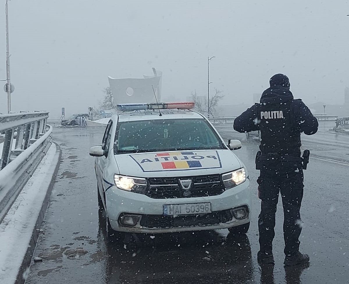 Se circulă în condiții de iarnă pe toate drumurile din județul Constanța: Peste 200 de polițiști au ieșit pe teren