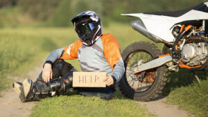 Un scuterist beat a pierdut controlul autovehicului în Moșneni: S-a ales cu răni și dosar penal