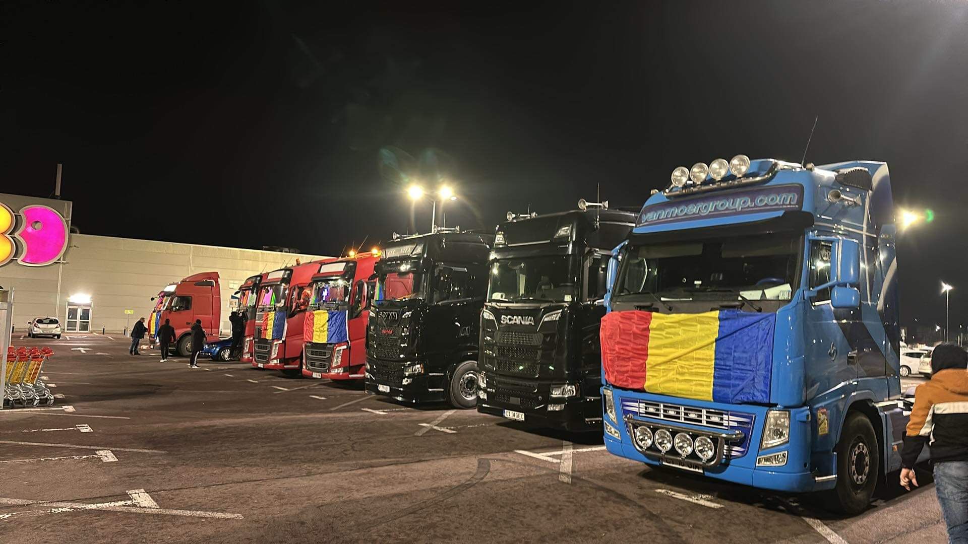 (FOTO/VIDEO) Transportatorii continuă să protesteze la Constanța: S-au adunat și în această seară în parcarea magazinului Jumbo