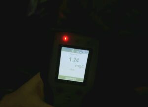 Ping-pong sub aburii alcoolului: un tânăr șofer, beat criță a intrat în patru mașini parcate. El avea și permisul auto suspendat