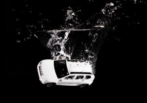 Brăila: O mașină a PLONJAT în Dunăre. Șoferul, care nu avea carnet, a dat cu spatele, dar a uitat de frână