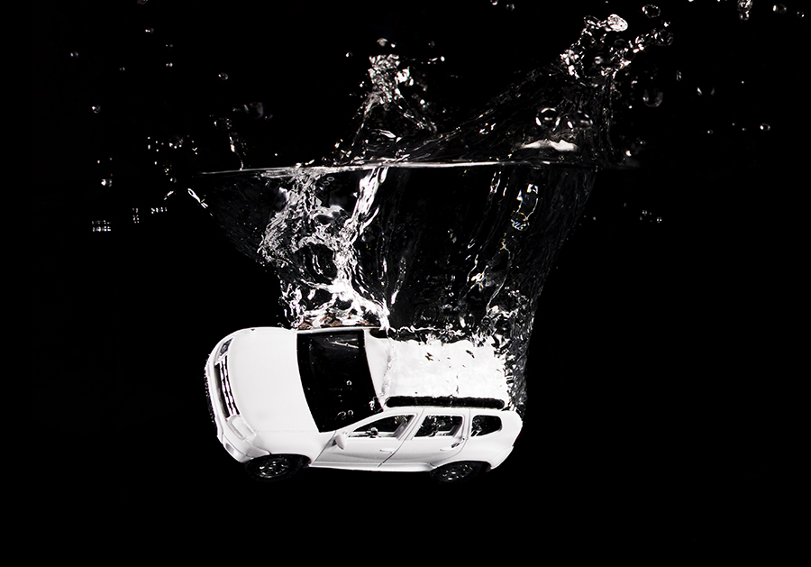 Brăila: O mașină a PLONJAT în Dunăre. Șoferul, care nu avea carnet, a dat cu spatele, dar a uitat de frână