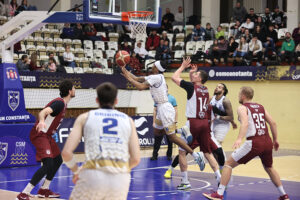 (FOTO) O nouă victorie a baschetbaliștilor CSM Constanța: Au trecut fără emoții de Rapid București