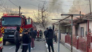 (FOTO/VIDEO) ARDE o casă la Medgidia: Există pericolul ca focul să se extindă și la locuințele învecinate