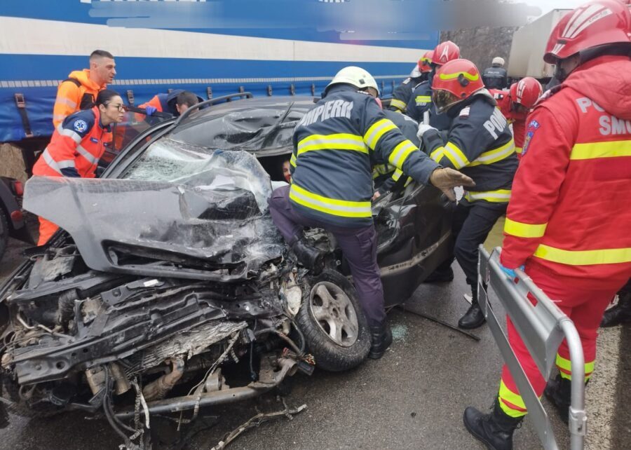 (FOTO) Un tir și un autoturism s-au CIOCNIT: A fost solicitat în ajutor elicopterul SMURD