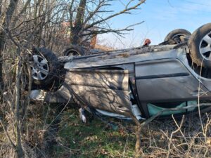 Un autoturism s-a răsturnat pe DN 22C, în Medgidia, în zona Partizanu. La volan se află o tânără de 21 de ani