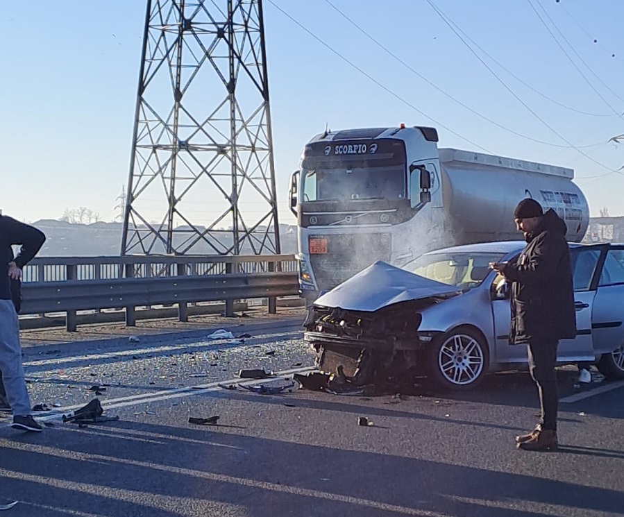 accident autoturism TIR pod Ovidiu