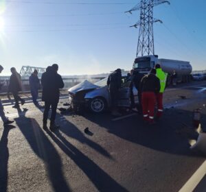 (FOTO) Un autoturism s-a ciocnit cu un TIR pe podul de la Ovidiu. Traficul este BLOCAT