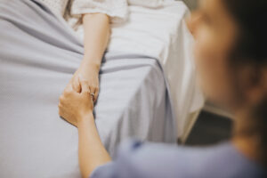 O femeie din Limanu a ajuns la Urgențe, cu coastele rupte de concubin: Judecătorii din Mangalia l-au trimis la închisoare