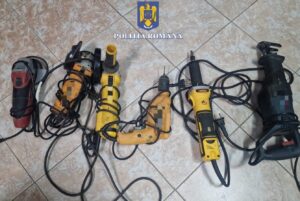 Tuzla: Doi hoți cu experiență, prinși de polițiști imediat după ce furaseră mai multe scule electrice, au fost ARESTAȚI