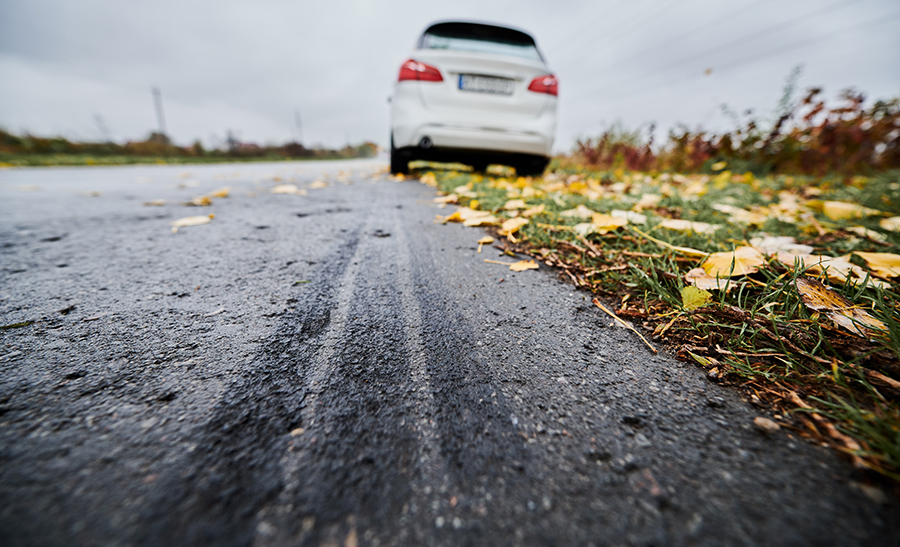 (VIDEO) Accident rutier ÎN DIRECT, la Albești: Un șofer a fost la un pas de moarte după ce milimetric mașina nu a intrat într-un pom